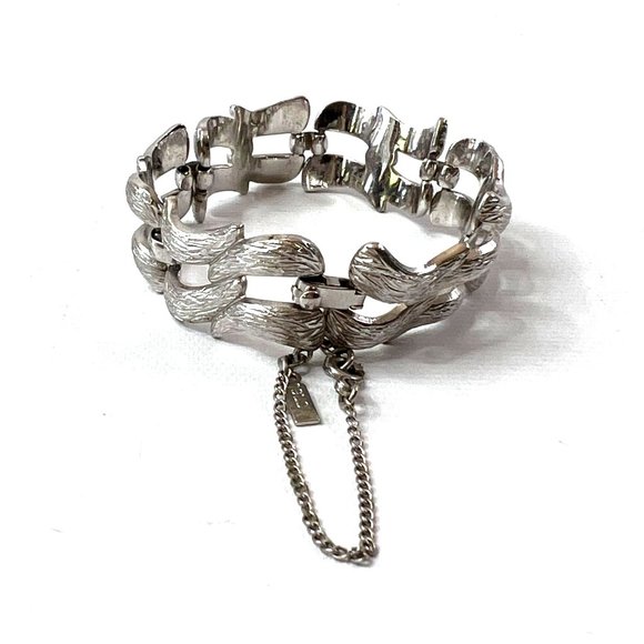 Vintage Monet SIlver Tone Link Bracelet Interlocking Brushed Waves 7" - Picture 4 of 9